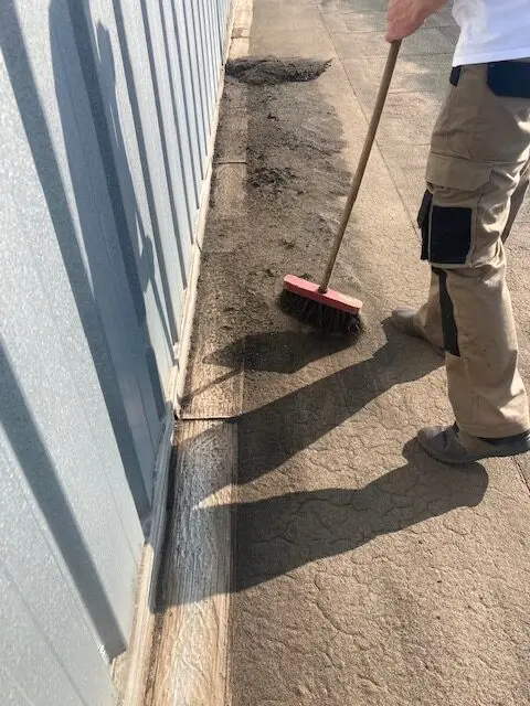 Entretien d'une toiture par un technicien