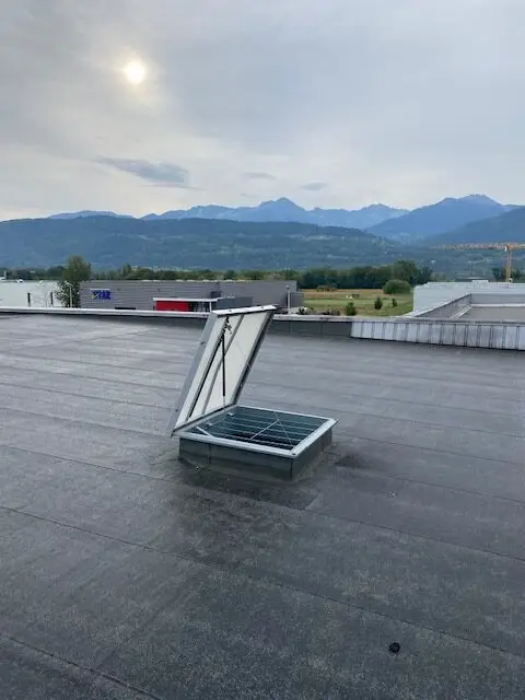Photo d'une trappe d'accès sur un toit traité avec un revêtement d'étanchéité par Ecrin Groupe