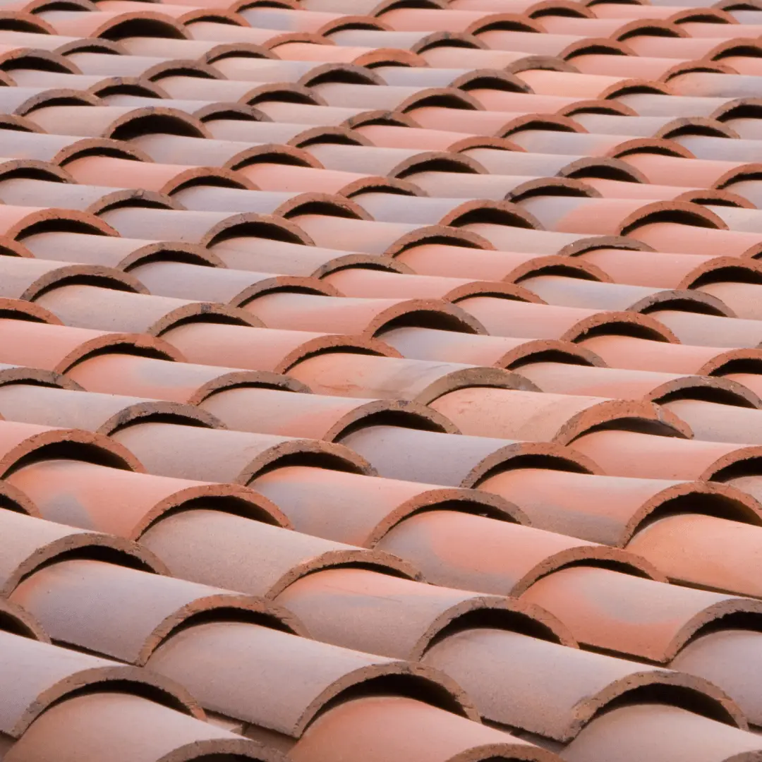 Toiture en tuiles en terre cuite qui peuvent avoir des soucis de tuiles poreuses