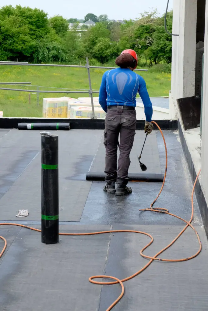 Application d'un revêtement d'étanchéité d'un toit terrasse faite par un expert Ecrin groupe