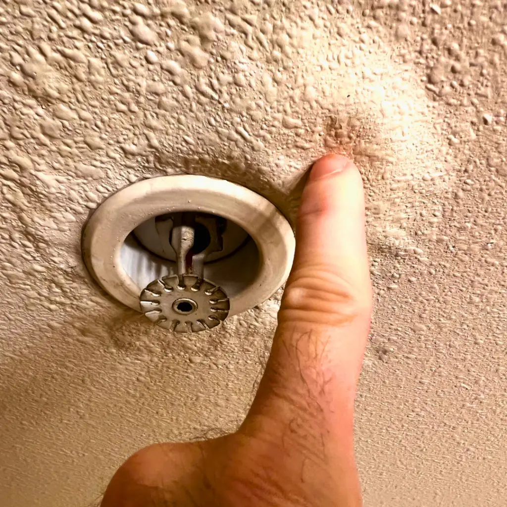 photo d'une infiltration d'eau dans une usine avec problème de revêtement