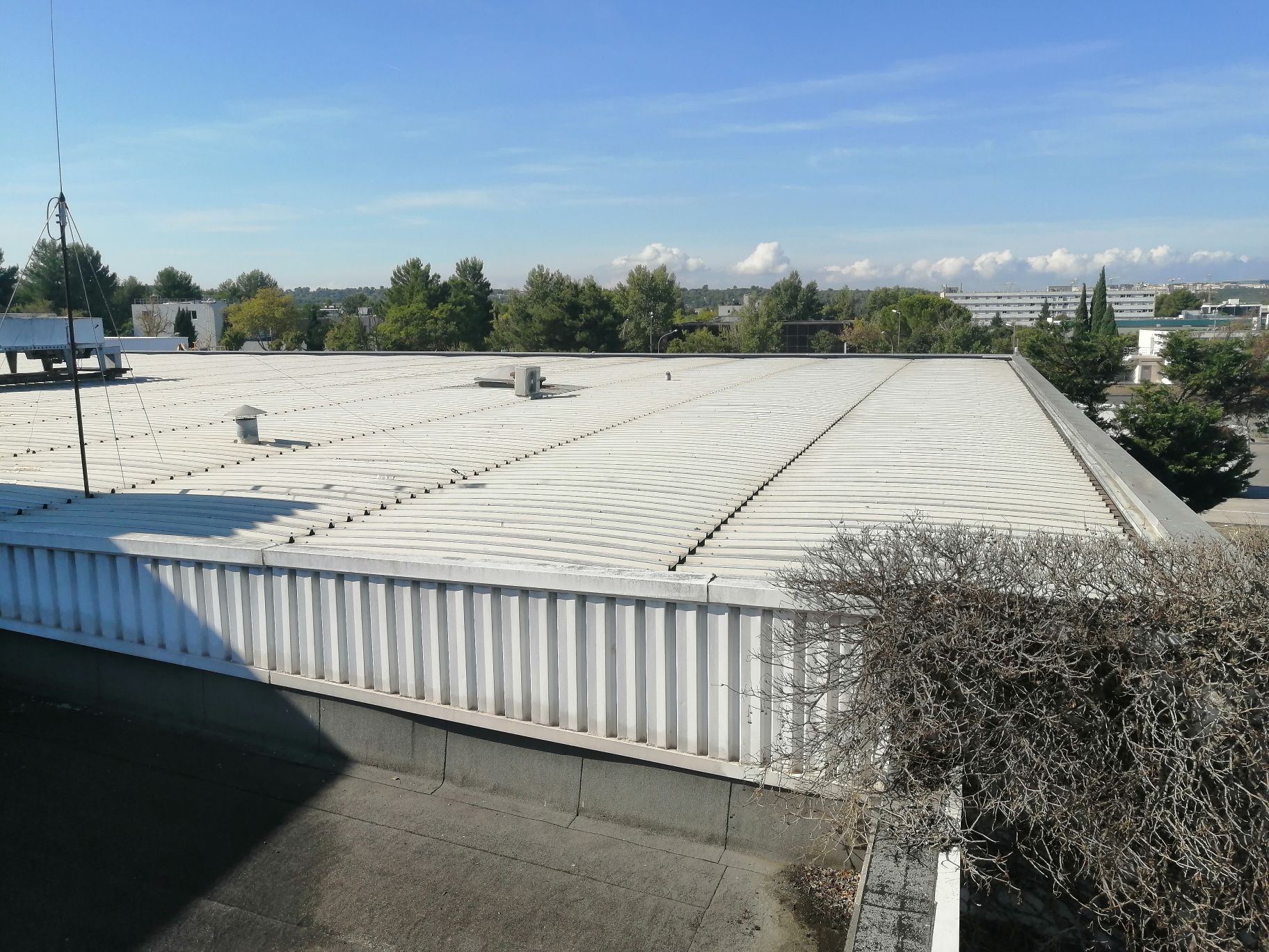 Vue d'une toiture bac en acier entretenu par écrin groupe à Grenoble