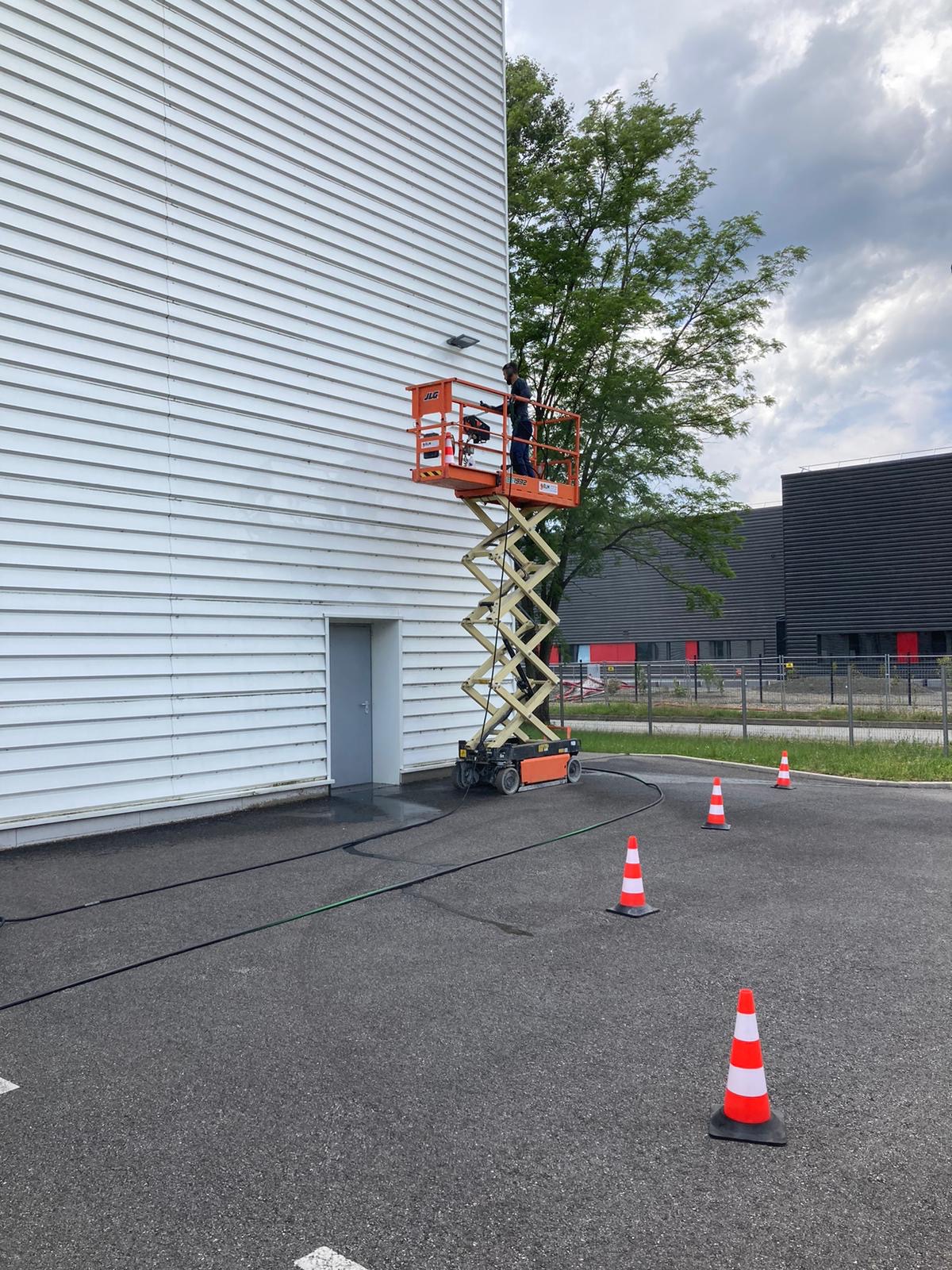 Un professionnel d'écrin groupe nettoie un bardage Villefontaine