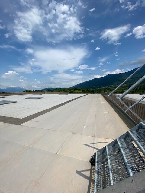 Maintenance d'une toiture industrielle de Chambéry par écrin groupe