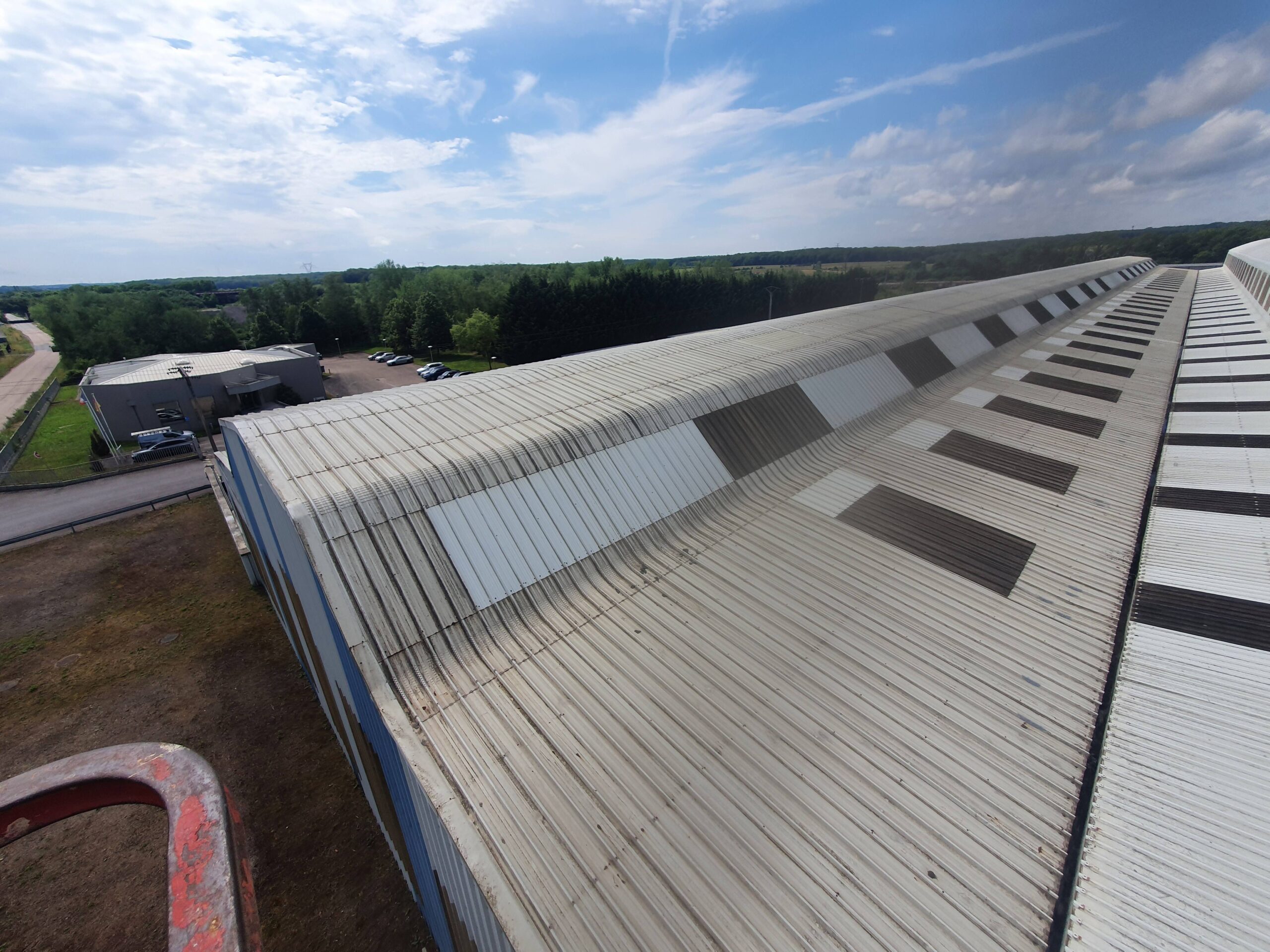 Une toiture industrielle rénovée par écrin groupe à Saint-Priest